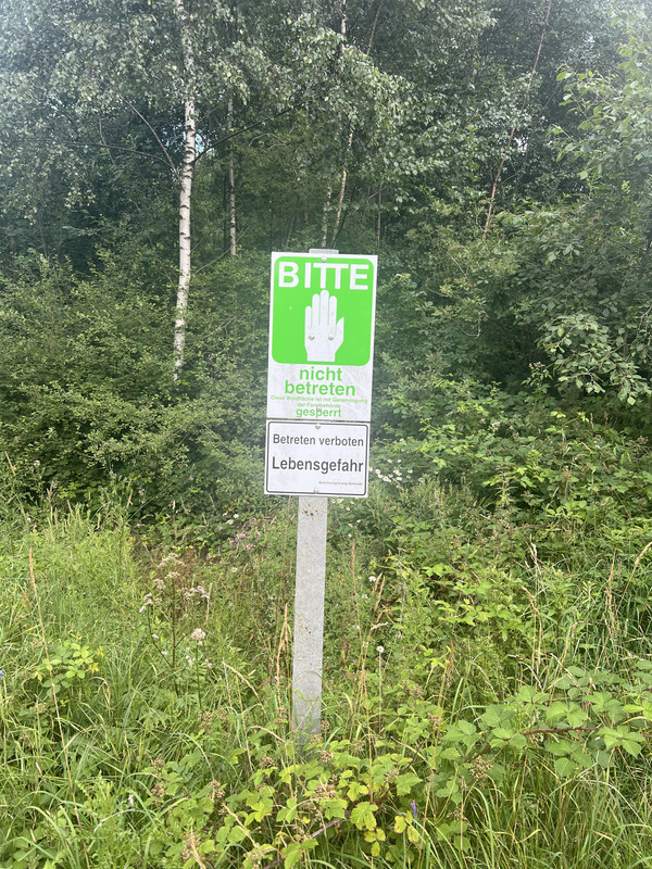 Waldgebiete abseits der Weges gesperrt