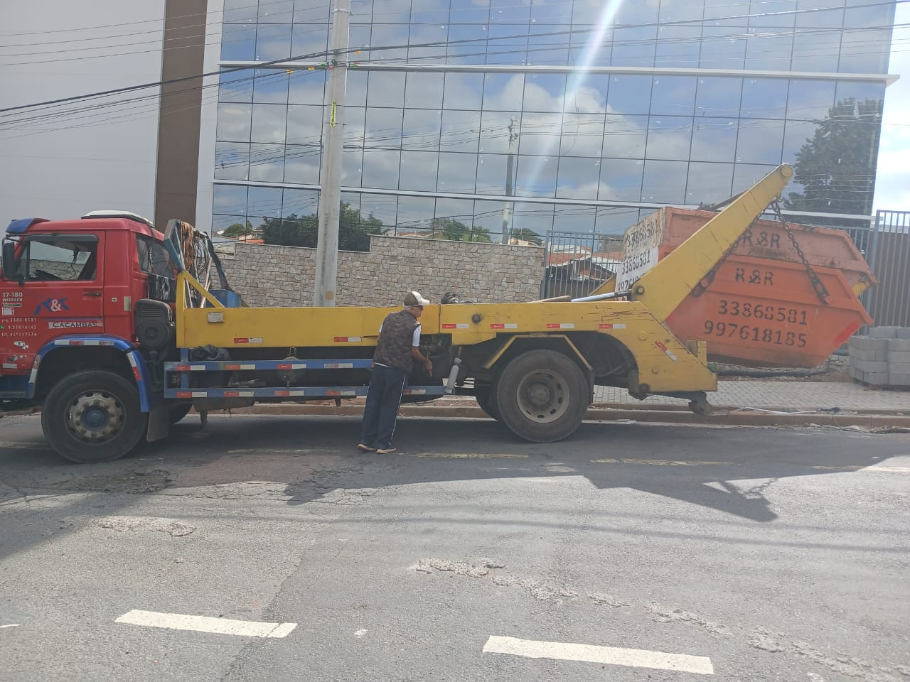 Caminhão entregando caçamba