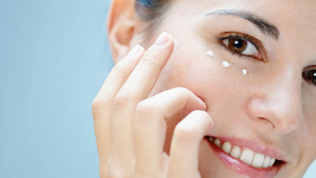 Eye cream before or after moisturizer