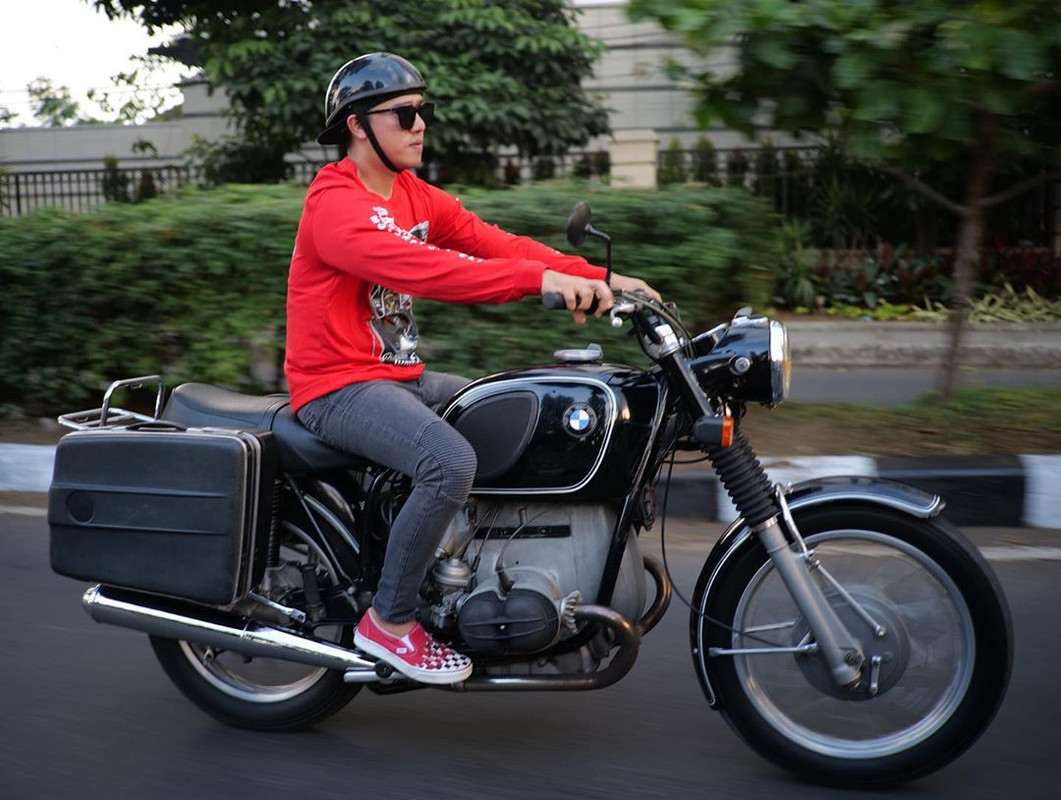 Ruri Repvblik mengendarai motor gede