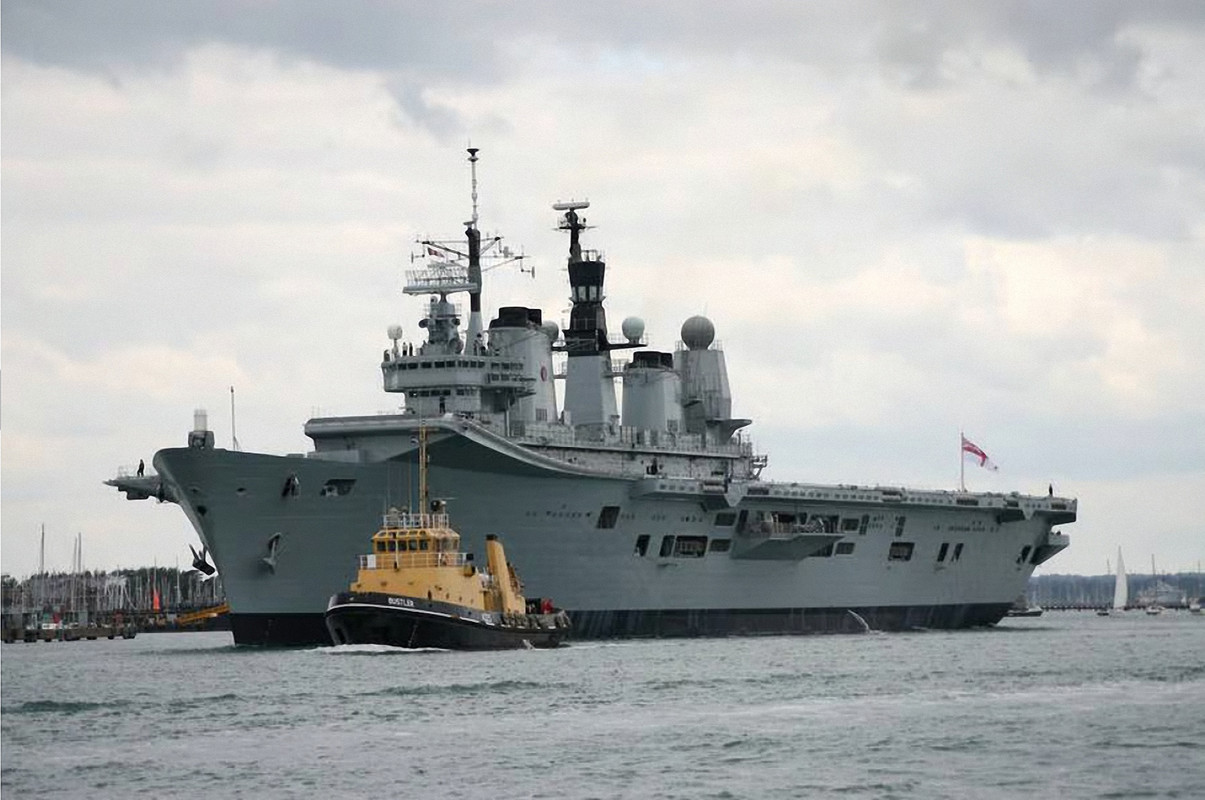 HMS Ark Royal (R.07) выходит из Портсмута 10 сентября 2007-1