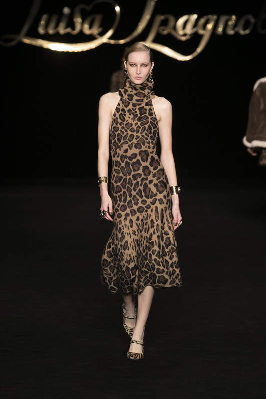 Luisa Spagnoli, per la FW23 look maculati, capispalla over e clutch Luisa Spagnoli, per la FW23 look maculati, capispalla over e clutch