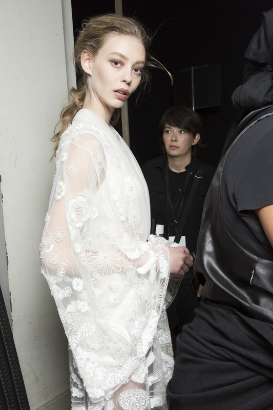 Elie Saab Spring 2019 Backstage Ikc-sWjV6VAx