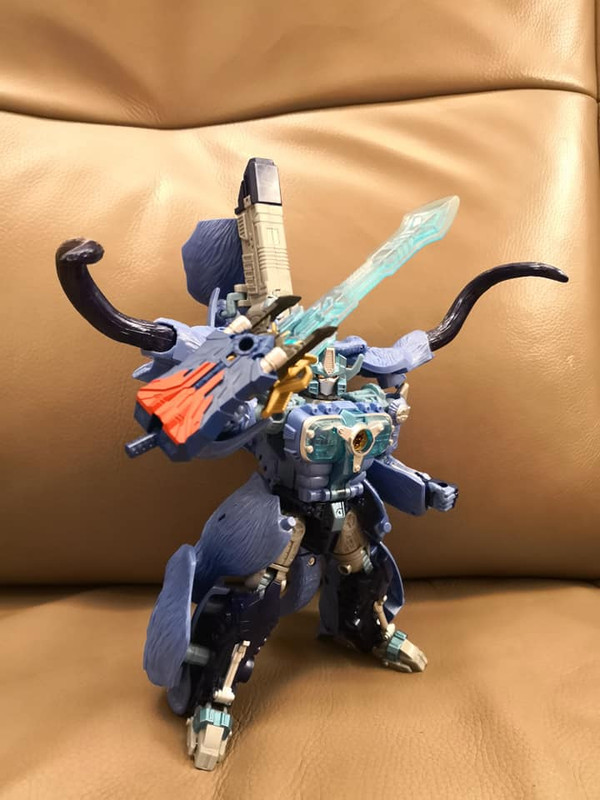 05-Legends-EX-Blue-Blg-Convoy