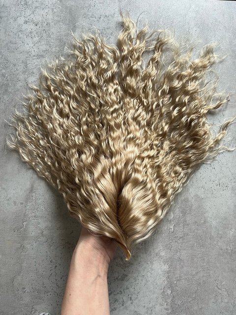 плотный на ощупь. ткань которая тянется и не мнется. название трикотажных тканей. плотный на ощупь. ткань не растягивается.