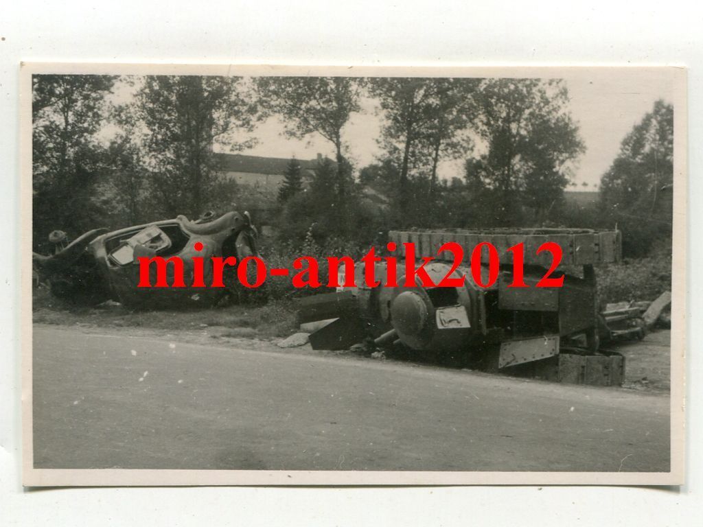 Foto, Wehrmacht, zerstörter PKW & Panzer, Renaul