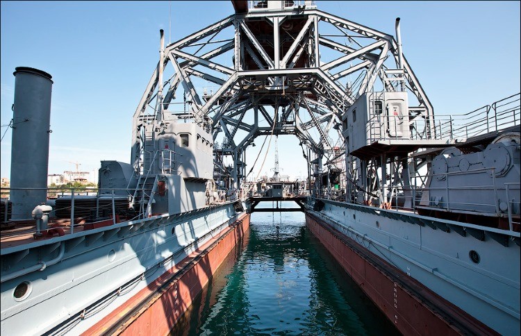 Komuna_salvage_vessel.jpg