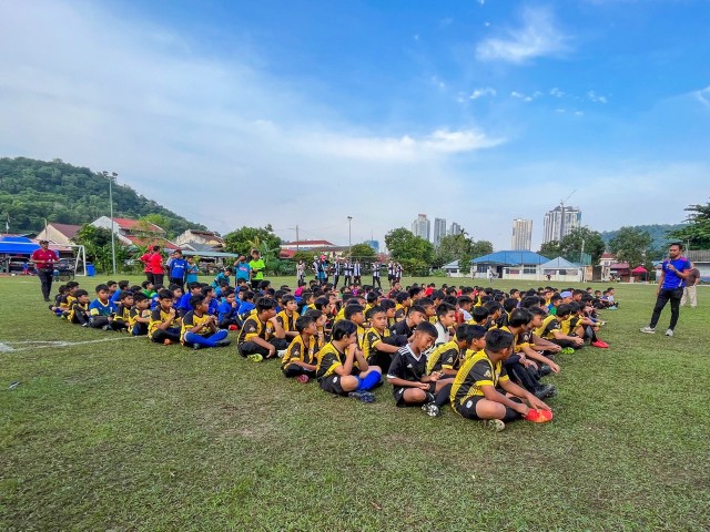 antara pasukan yang bertanding