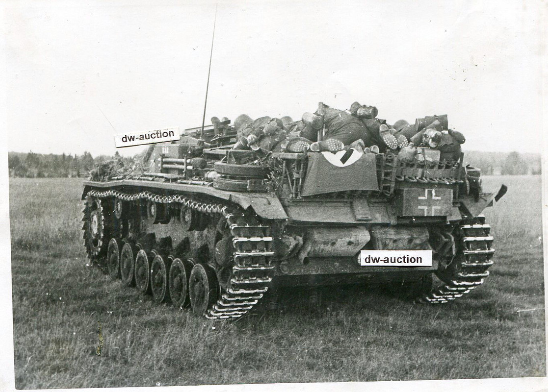 Sturmgeschütz mit aufgessener Infanterie im Eins