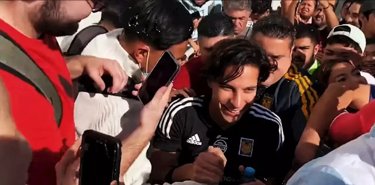 El Messi Mexicano está de vuelta, Diego Lainez causa furor en las aulas de UANL