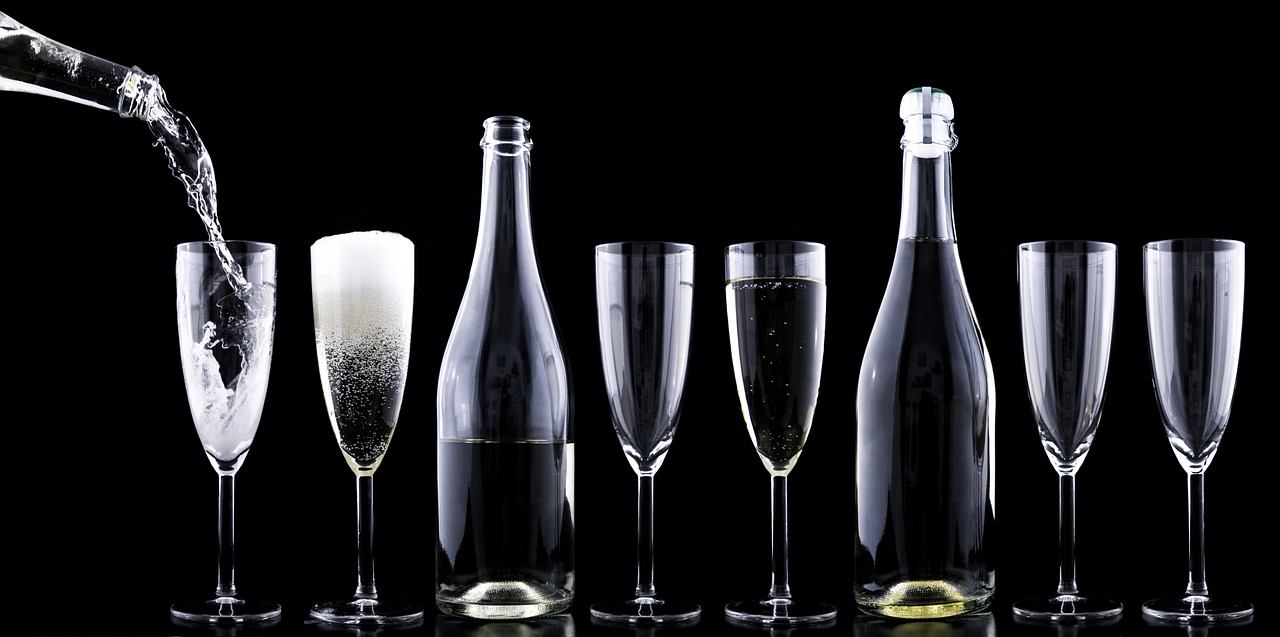 blacknwhite-champagner-1071356-1280.jpg