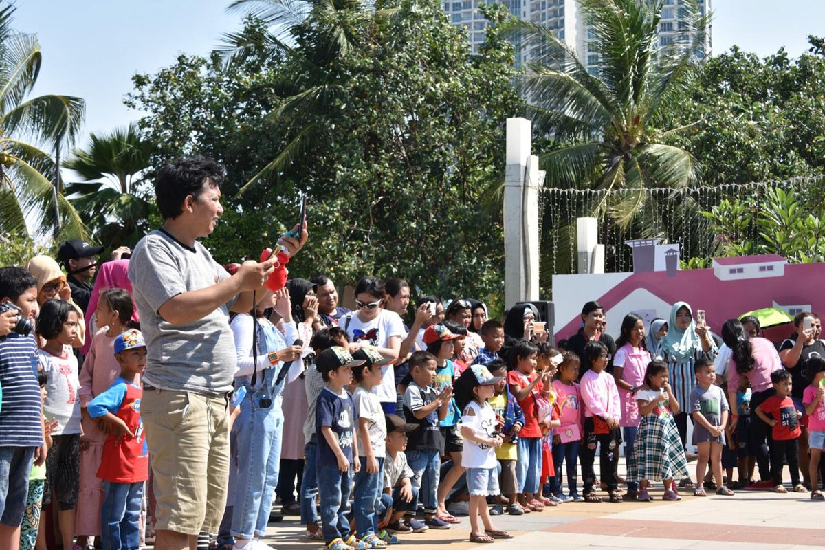 Pengunjung tengah menikmati pertunjukkan di Ancol