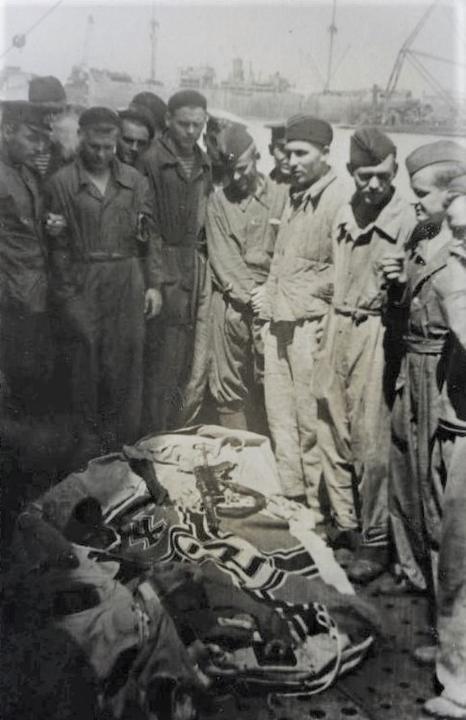 https://i.postimg.cc/fybt5YcR/S-33-kormovoj-flag-i-avtomat-zahvacennye-matrosom-Cikom-s-fasistskoj-BDB-12-maa-1944-g.jpg