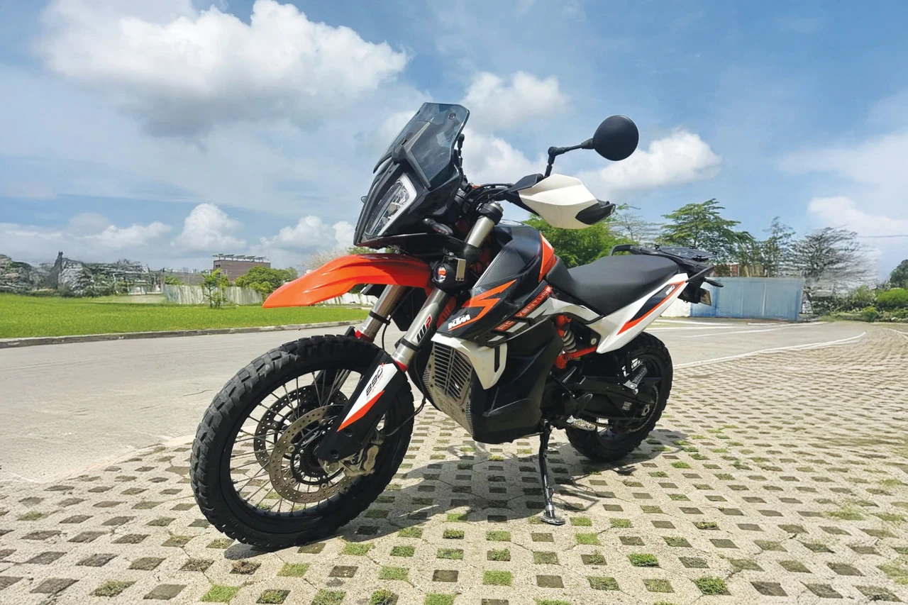 KTM 890 Adventure tyre fitment context