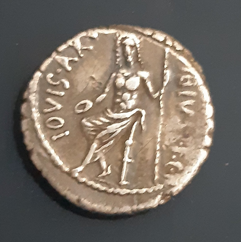 Denario gens Vibia. C VIBIVS C F C N. – IOVIS AXVR. Júpiter "Anxurus" sedente a izq. Roma. 20221107-195042