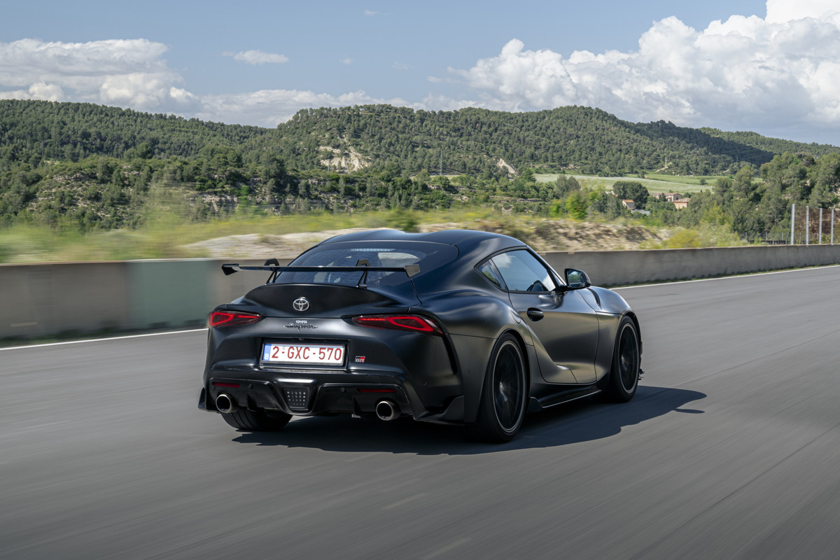 2026-grsupraa90finaledition-matteblack-dynamic-023