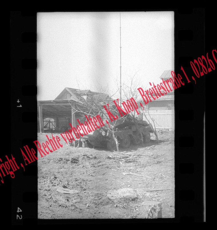 Soldaten am Panzerspähwagen