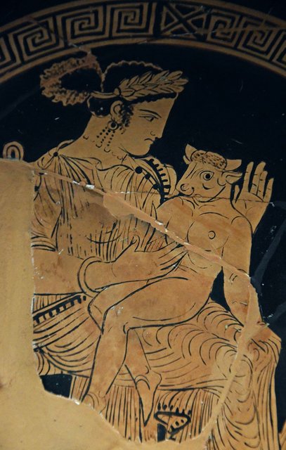 Pasiphae-and-the-baby-Minotaur-red-figure-kylix-found-at-Etruscan-Vulci-4th-century-BC-Cabinet-de