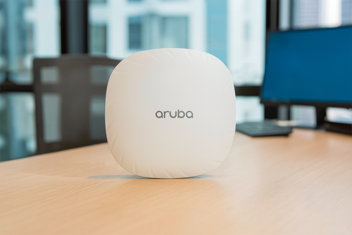 Detalhe da parte traseira do Aruba AP-535, exibindo as portas de rede e o slot de montagem.