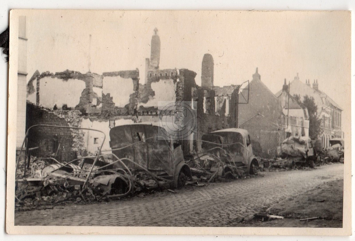 Frankreich Krieg im Westen Zerstörung zerschossene LKW Kolonne