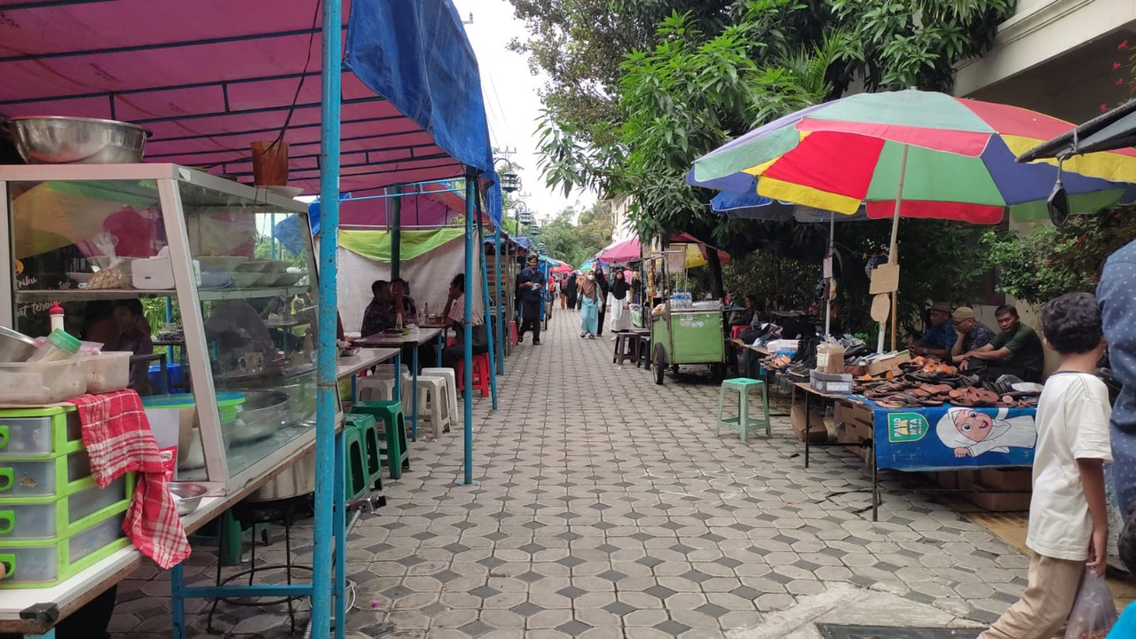 Ngarsopuro Street Food, kawasan jajanan di Solo yang hanya dibuka saat hari Minggu.