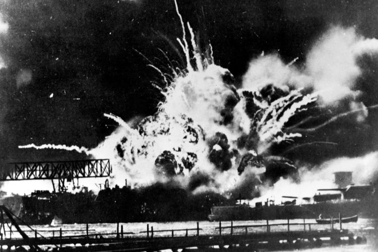 Angkatan Udara Kerajaan Jepang membombardir Pearl Harbour, yang memicu perang di Pasifik pada Desember 1941. Banyak siswa Jepang dibuat tidak tahu apa-apa tentang kejahatan perang Jepang dalam Perang Dunia II.