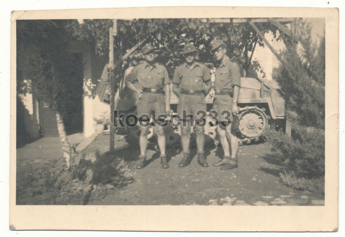Foto Wehrmacht Soldaten in Tropenuniform vor Schützenpanzer Lami