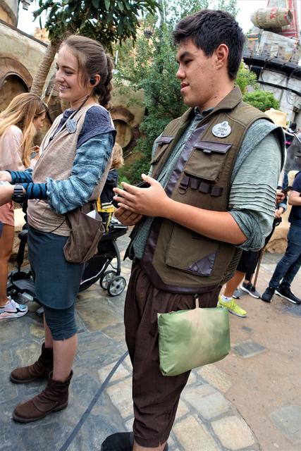 PERSONAJES EN STAR WARS: GALAXY'S EDGE - DISNEYLAND ~ STAR WARS: GALAXY'S EDGE, LA GUIA (20)