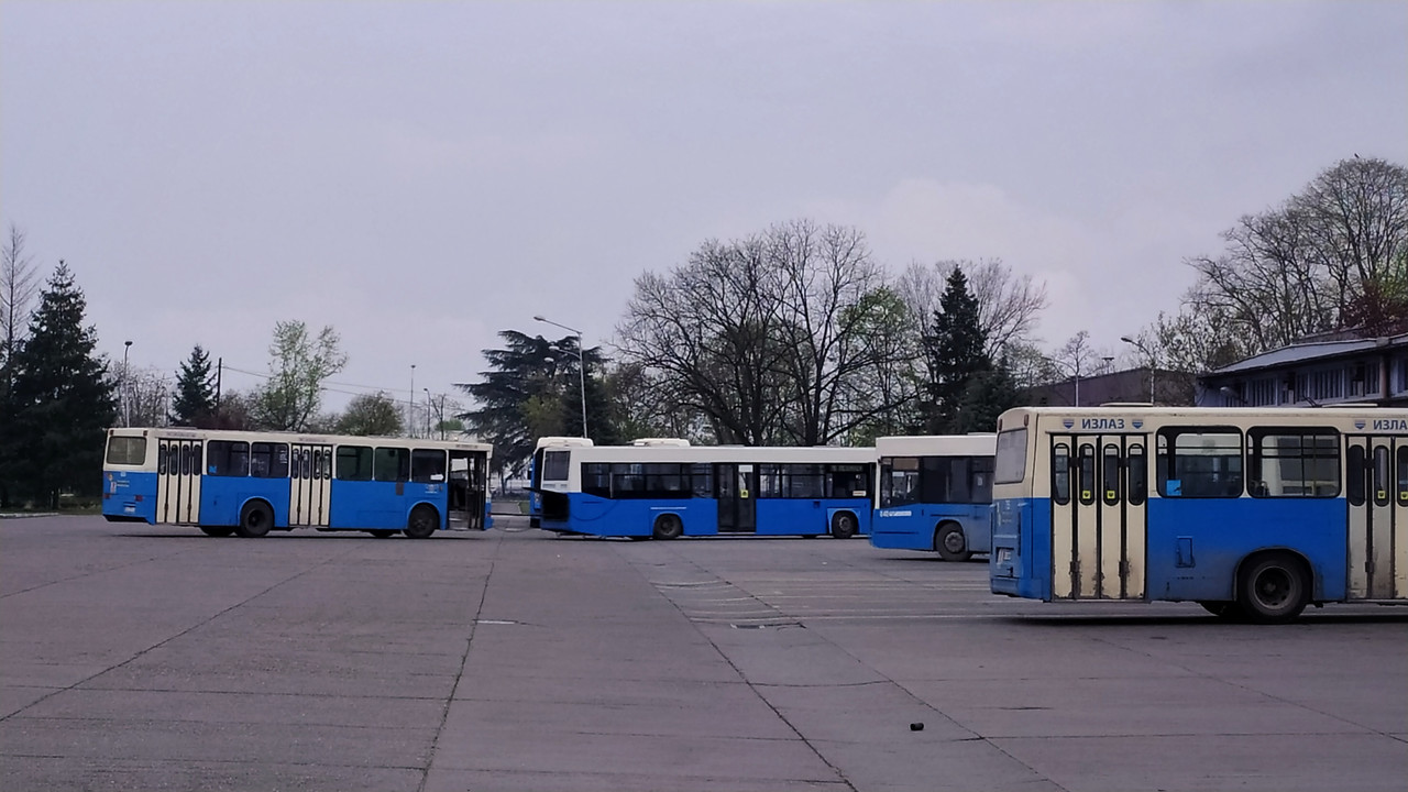 Volvo B10M / BiM (1990/05) #680 i Volvo B7RLE / Neobus 501G (2005) #819 i #840