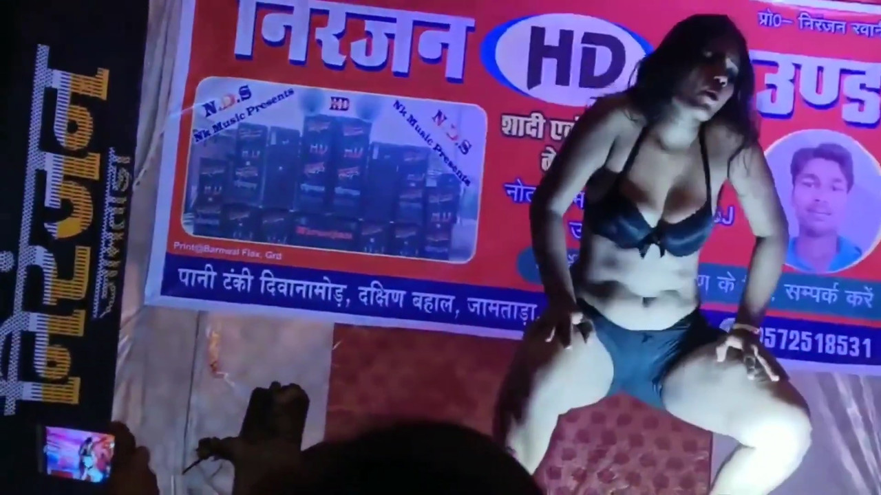 Bhojpuri Sexy Arkestra Dance  show boob.mp4_snapshot_01.52.932