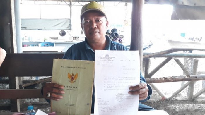 Muhammad (55), warga Pasiran, Singkawang Barat menunjukkan sertifikat tanah milik ayahnya, yang diduga dicaplok seseorang berinisial ST. Warga eks pengungsi kerusuhan tahun 1999 ini mendesak pemerintah dan pihak berwenang, mengusut dugaan penyerobotan tanah warisan orangtuanya. 