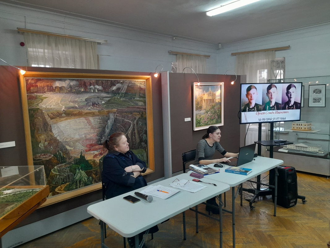 Инга Николаевна Орлова читает свой доклад