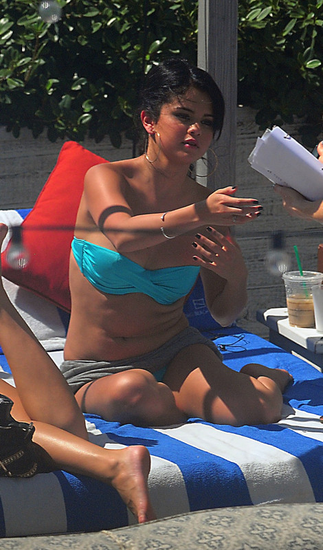 selena_gomez_green_bikini_open_legs_september_17