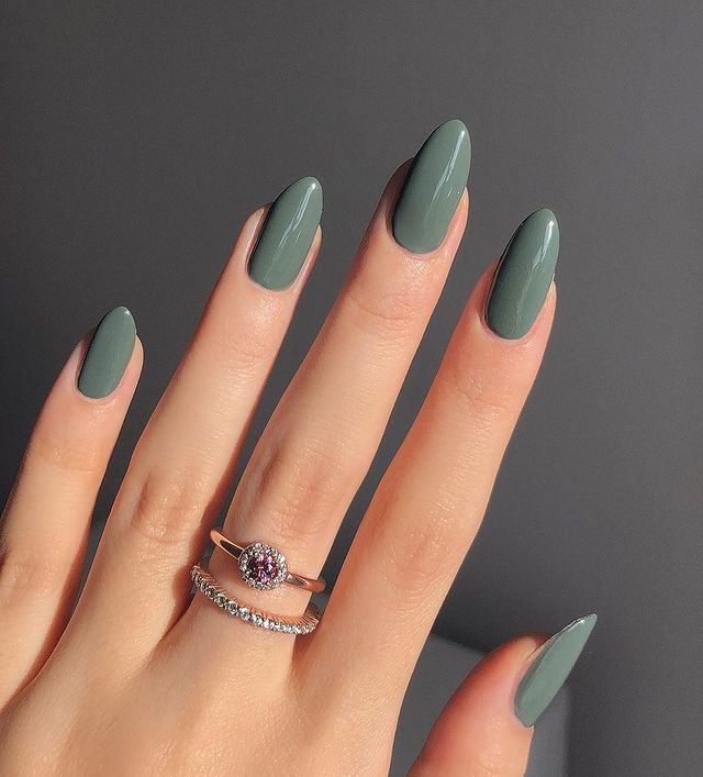 Smalto verde, le Green Nails sono il trend della Primavera 2023