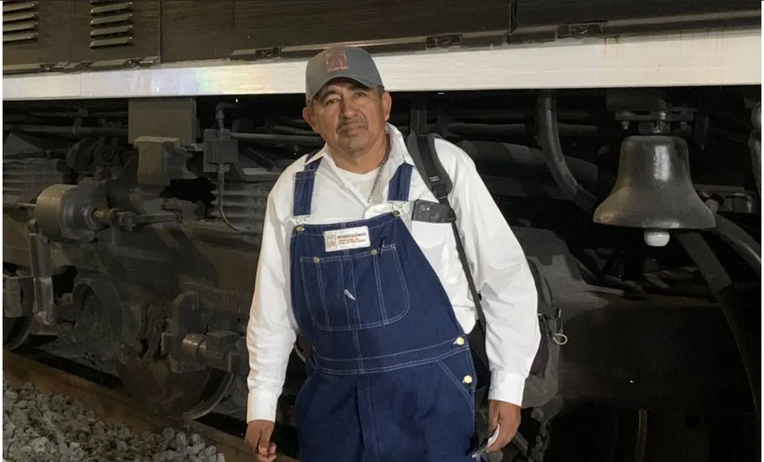 Conoce al maquinista que llevó a AMLO en el primer viaje del Tren Transoceánico