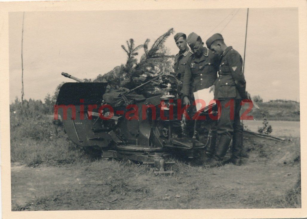 Foto, Wehrmacht, Blick auf leichte Flakgeschütze,