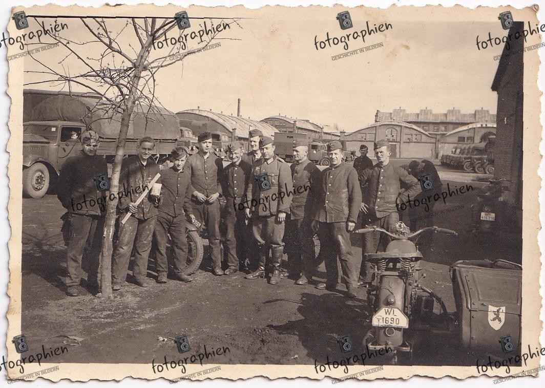 orginal Foto 2 Weltkrieg Graudenz Grudziadz Werkstatt Motorrad Krad