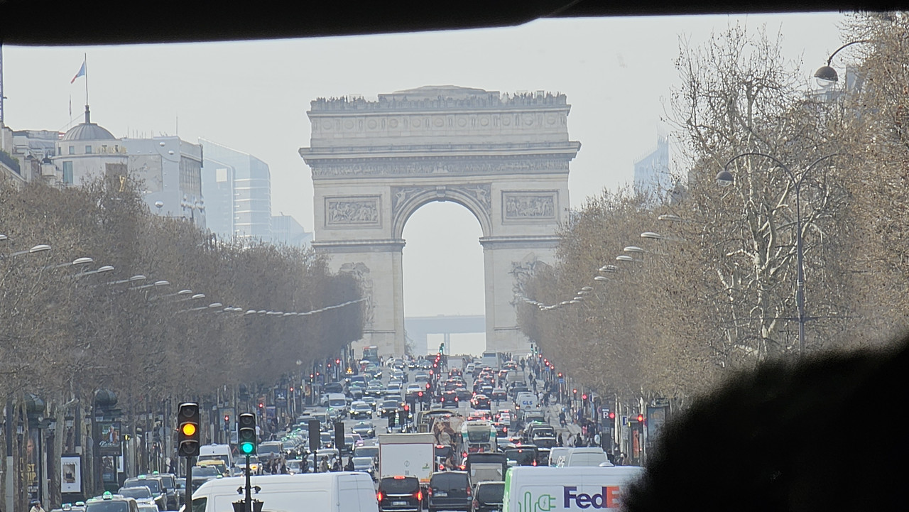 香榭麗舍大道上拍攝凱旋門,這角度應該很有名和最常見的