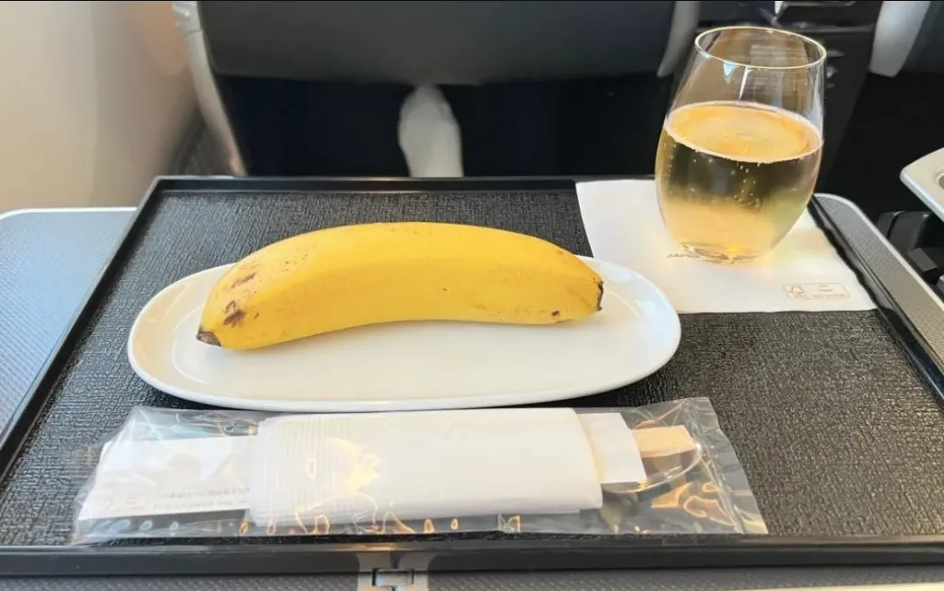 Pide comida vegana en el avión y le entregan un plátano con cubiertos