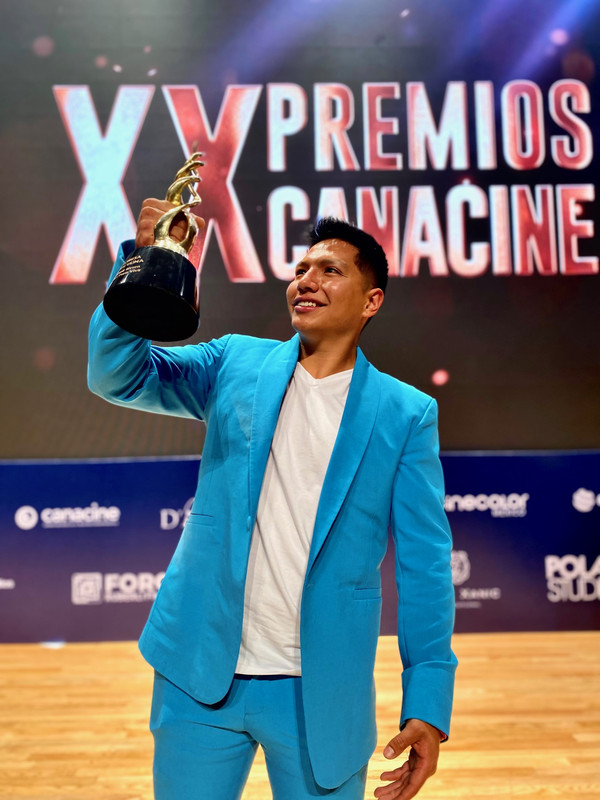 Foto principal de Vladimir Rivera con premio Canacine