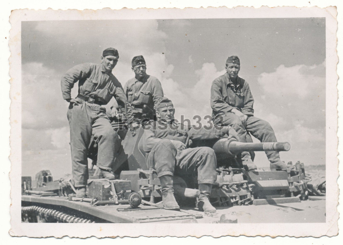 Foto Panzermänner auf Panzer III mit Abschussringen auf der KwK