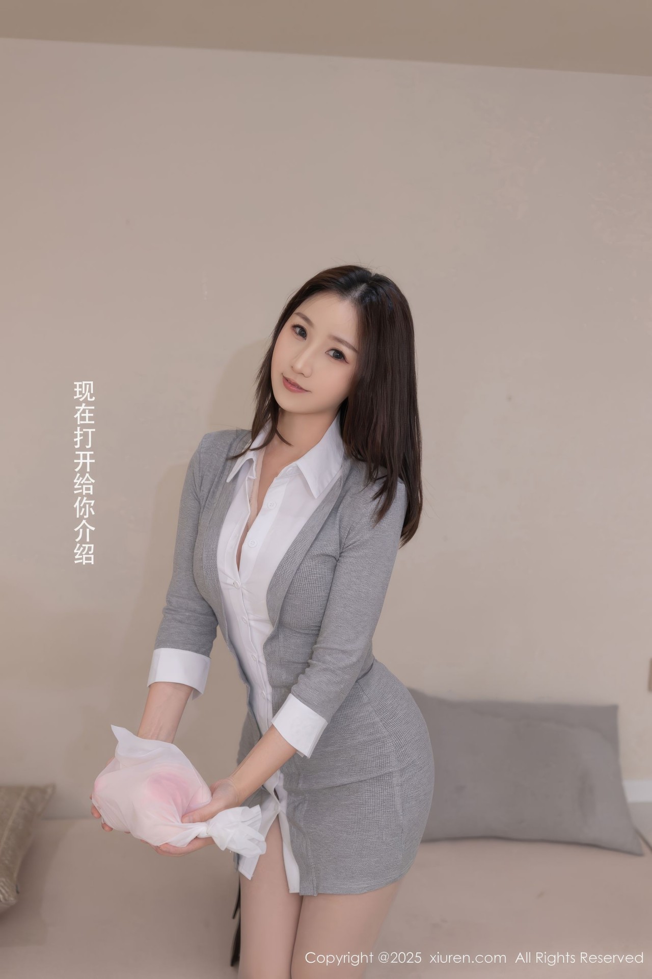 杏子 yada《男性用品推销员》写真美图，灰色西装裙和棕色手提包插图4