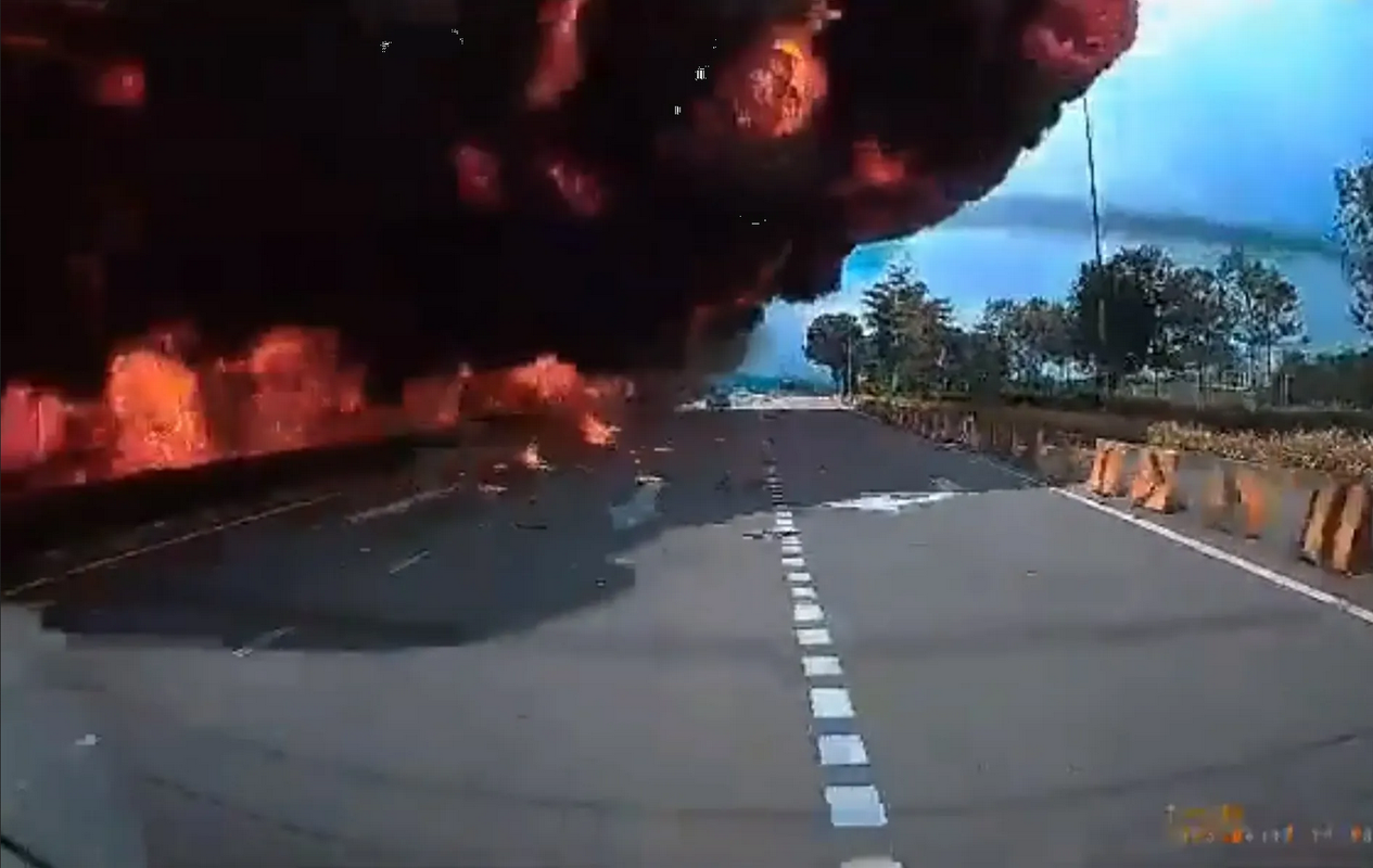 Tragedia en Malasia: Avión se estrella y deja al menos 10 muertos (video)
