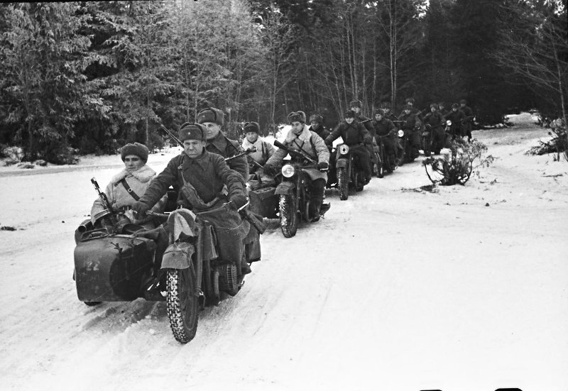 Мотоциклетная рота старшего лейтенанта Я.И. Попова на трофейных мотоциклах, 252 стрелковая дивизия.1