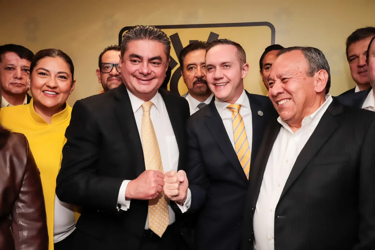Con panistas ausentes, Cházaro se inscribe para gobernar la CDMX por el PRD