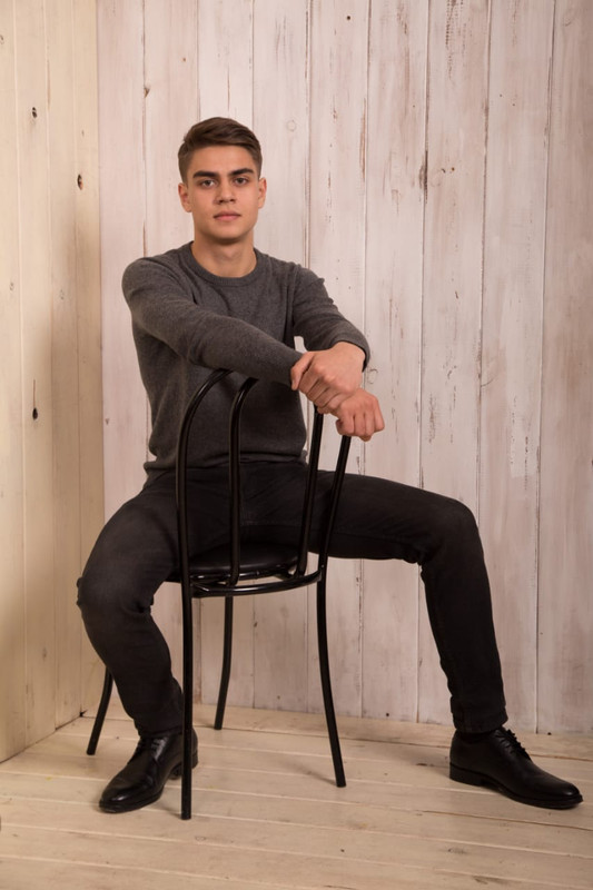 антон на  стуле