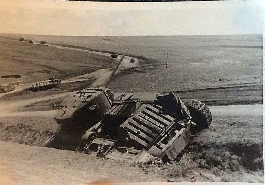 Foto, Russischer Panzer im Straßengraben verlassen, zerstört