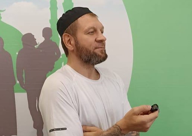 Александър Емеляненко заприлича на мюсюлманин