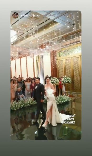Wajah Jill Gladys tempak bahagia ketika memasuki altar pemberkatan pernikahannya.