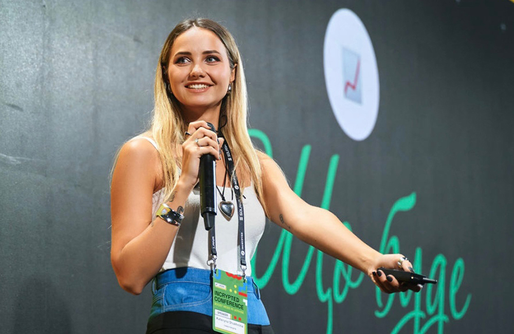 Шухнина Екатерина на конференции по криптовалюте фото